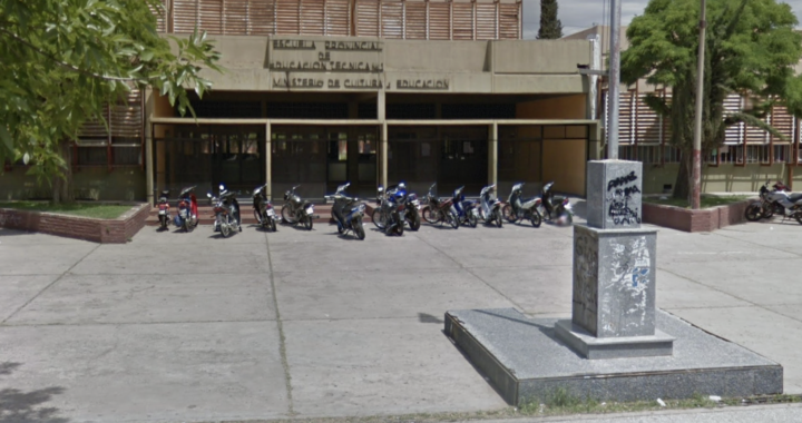 MADRE AGREDIÓ AL DIRECTOR DE UNA ESCUELA EN SANTA ROSA Y LE TIRÓ UNA COMPUTADORA